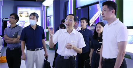 厦门火炬高新区党工委副书记、管委会主任庄荣良一行莅临鸿运国际调研指导 