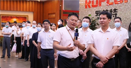 厦门市民政局局长洪全艺一行莅临鸿运国际集团调研指导 