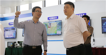 广西壮族自治区南宁市良庆区区长李冉一行莅临鸿运国际集团考察指导