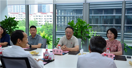江西省赣州市崇义县委书记李国泉一行莅临鸿运国际集团上海研发中心考察指导